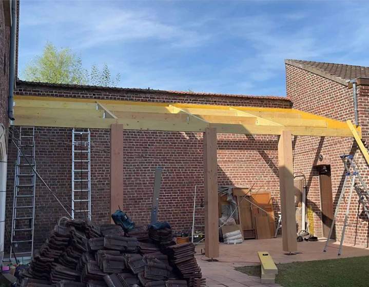 Protection essentielle pour préserver votre charpente contre les insectes et l’humidité.